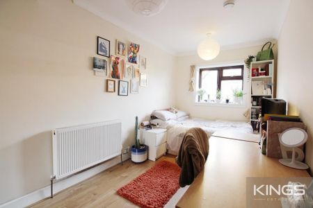 5 bedroom semi-detached house to rent - Photo 2