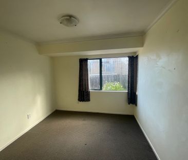 Easy Living in Flat Bush - Photo 2