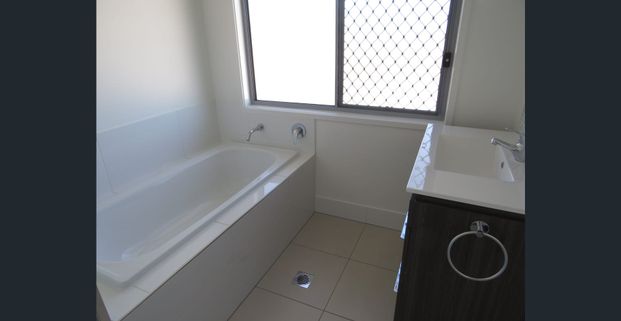 MODERN- LARGE TOWN-HOUSE, Luxury Bayside Living With Location! Thornlands. - Photo 1