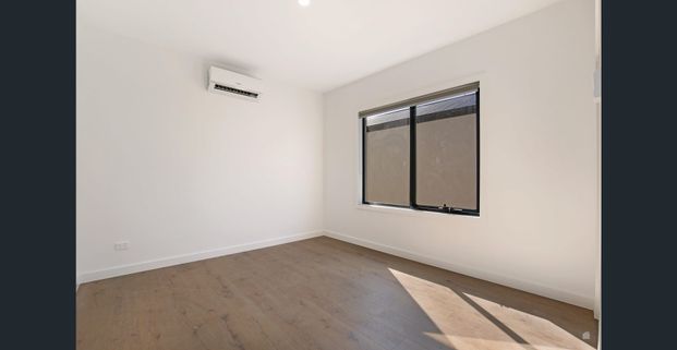 3 BEDROOM TOWNHOME WITH DOUBLE GARAGE - Photo 1