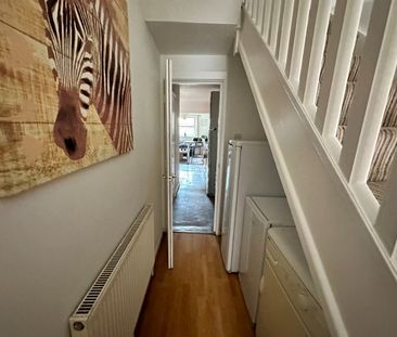 Room in a Shared House, Bellevue Road, SO15 - Photo 2