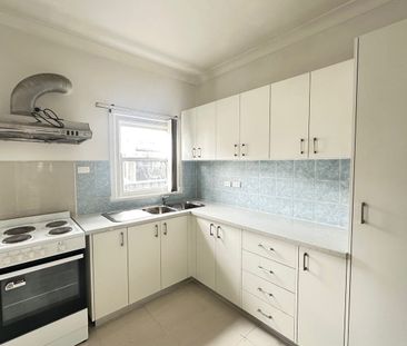 MODERN & RENOVATED 3 BEDROOM FAMILY HOME - Photo 4