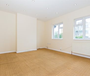 2 bed flat to rent in Bathurst Walk, Richings Park, SL0 - Photo 2