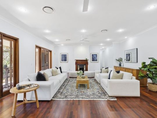 Grand single-level home - Photo 1