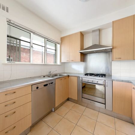 Spacious Two-Bedroom Apartment in Prime South Yarra Location - Photo 3