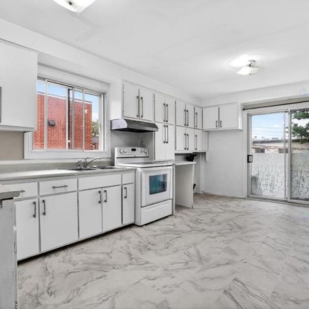 3-bedroom apartment 1200 sqft Perfect spot Lachine Montreal for rent - Photo 4