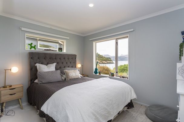Lovely 4 Bedroom Family Home with Exceptional Views! - Photo 1