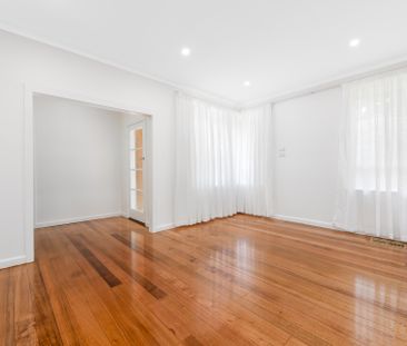 2 Sylvan Crescent, Ashwood VIC 3147 - House For Rent | Domain - Photo 5