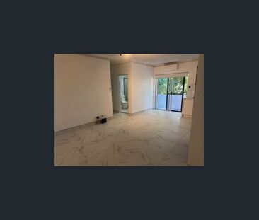 Top Floor | Fully Renovated | Walk to Station - Photo 1