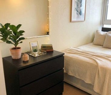 1 bedroom in a flat share to rent - Photo 2