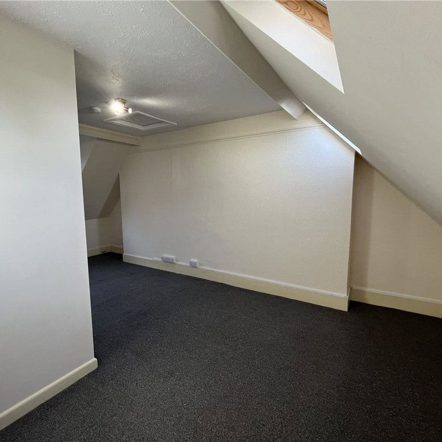 An unfurnished studio apartment on Cowley Road, suitable for a single occupier only. - Photo 1