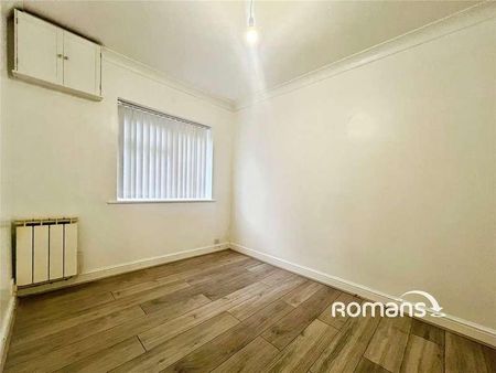 Kitchener Road, High Wycombe, Buckinghamshire, HP11 - Photo 2