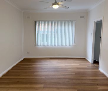 Lovely updated home, close to the water - Photo 3