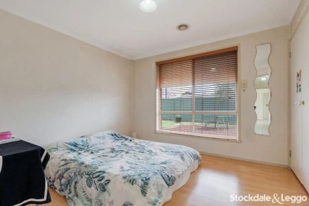 “Neat & Comfortable Family Home in a Great Craigieburn Location!” - Photo 5