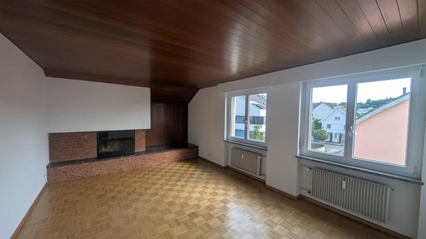 Charmante Dachwohnung mit Cheminée und verglastem Balkon - Foto 1