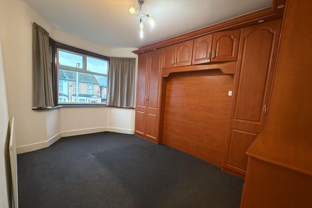 3 Bed Terraced House, Meads Lane, IG3 - Photo 2