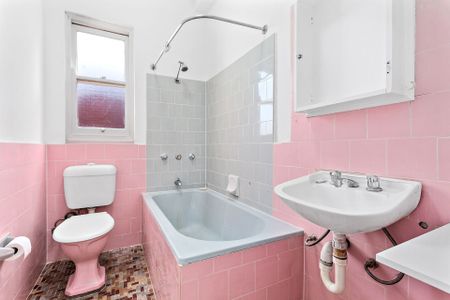 Beachfront Apartment in Prime Brighton-Le-Sands Location - Photo 5