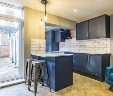 Stylish Bedroom All Ensuite House, LN5 - Photo 6