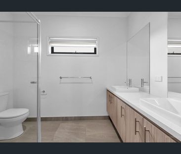 Cardinia Lakes gem made for year-round entertaining! - Photo 2