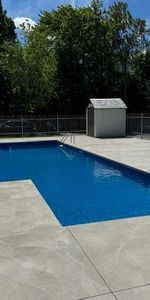 COQUET 2 1/2 rénové - Immeuble béton, gym et piscines - À VOIR - Photo 3