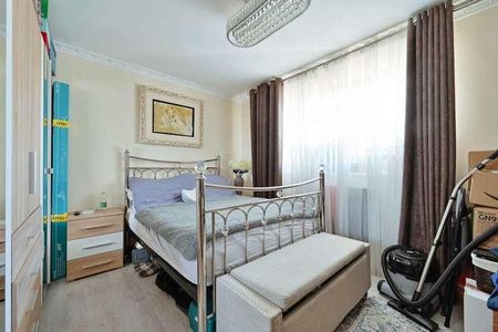Flat, Dabbs Hill Lane, Northolt, UB5 - Photo 3