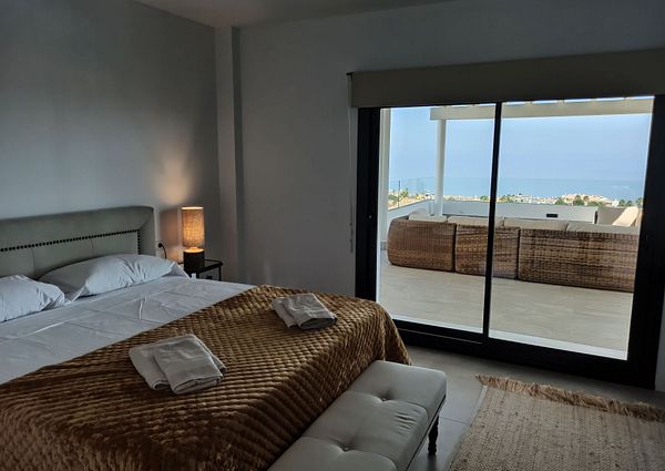 Villa with spectacular sea views for rent in Alcaidesa