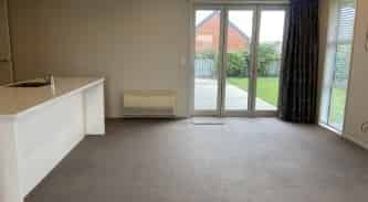 Modern Family Home - Photo 5