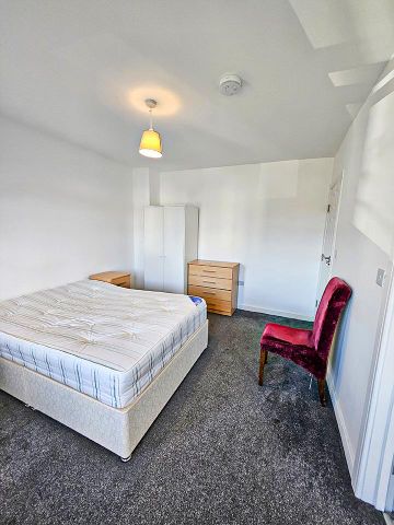 6 bedroom semi-detached house to rent - Photo 2