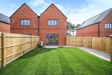 Hailwood Avenue, Crowthorne, RG45 - Photo 3