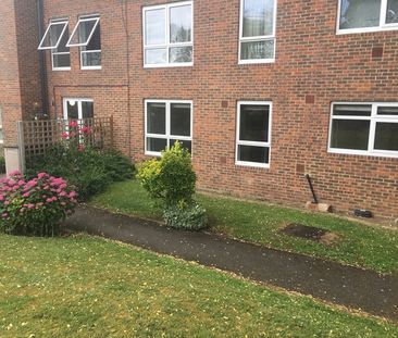 Spacious 1 Bedroom Flat in Prime Location, Worcester Park - Photo 3