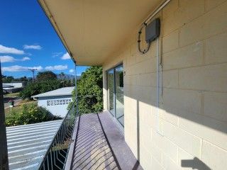 Tidy Two Bedroom Unit - Photo 2