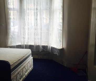 Two bedrooms Ground floor flat off Romford road- 1850 pcm - Photo 6