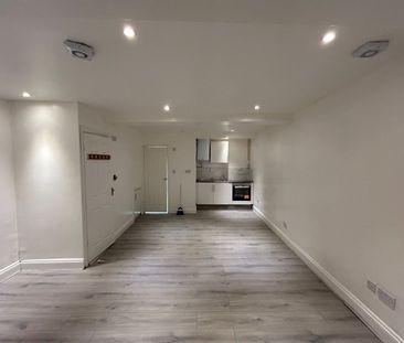 Studio Flat, Warren Road, E10 - Photo 2
