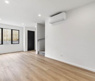 Prime Green Bay Location – 2-Bedroom Townhouse with Special Offer - Photo 2