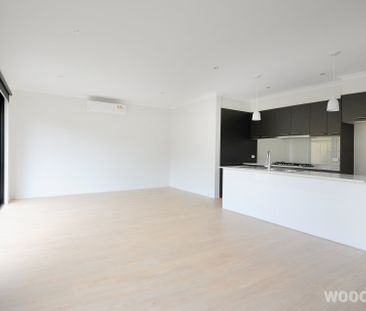 Modern Townhouse Living - Photo 3