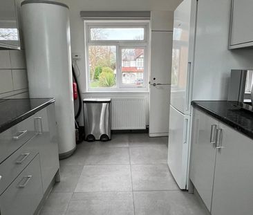 Room in a Shared House, Redford Avenue, SM6 - Photo 4