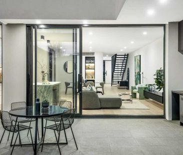 STRIKING COMTEMPORARY FAMILY TOWNHOUSE IN A COVETED LOCATION - Photo 3