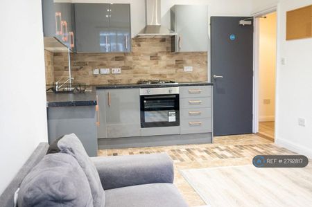 1 bedroom in a flat share to rent - Photo 3