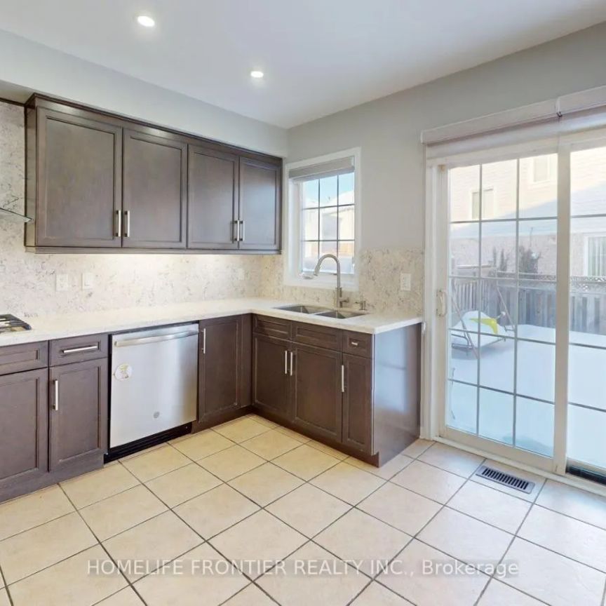 53 FRONTENAC CRESCENT - Photo 1