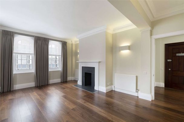 An immaculately redecorated three bedroom lateral apartment to rent in the heart of Knightsbridge. - Photo 1