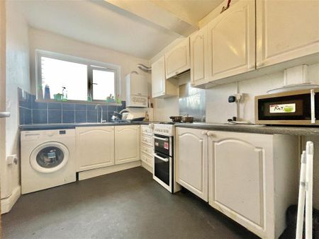 1 bedroom in a house share to rent - Photo 4