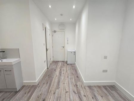 Monarch Close, Feltham TW14, London - Photo 5