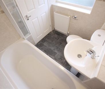 3 Bedroom House - Mid Terrace To Let - Photo 3