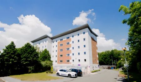 Small Ensuite: Three Bed Flat - Photo 4