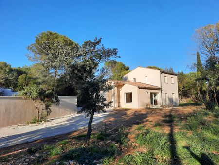 Location - Villa récente T5 en R+1 de 123 m² avec terrasse non couverte et terrain de 2000 m² clôturé - Photo 3