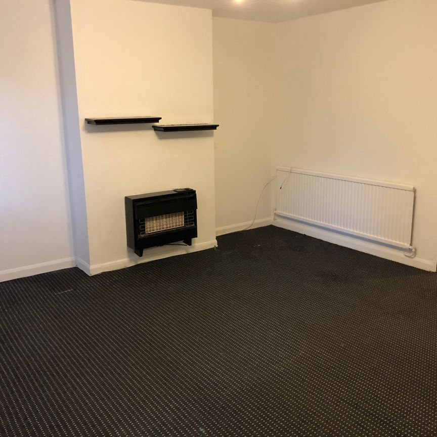 Available Lovely 3 Bedroom House Queens Park - Photo 1