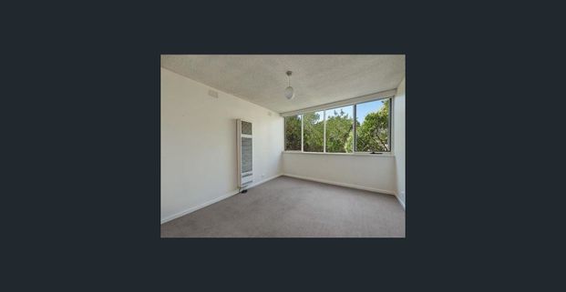 Two bedroom apartment conveniently located In Hawthorn - Photo 1
