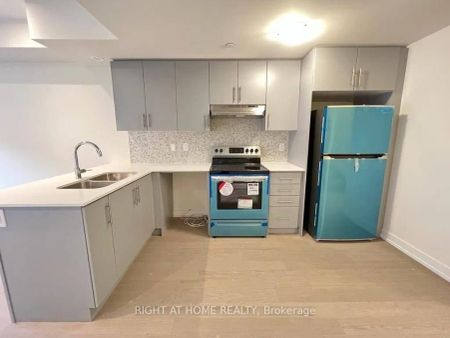 Condo Townhouse For Lease | W9251124 - Photo 3