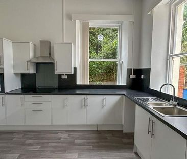 3 bedroom flat to rent - Photo 6