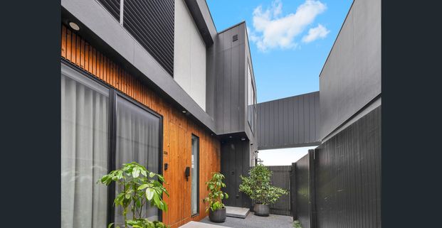 Beachside living on Elwood’s Golden Mile - Photo 1